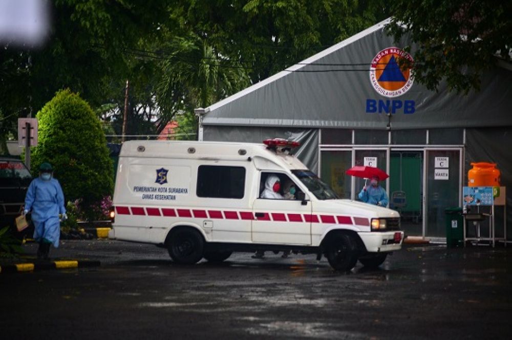 Petugas medis menurunkan pasien yang diduga terpapar Covid-19 di Tenda darurat Museum Kesehatan Jl. Indrapura, Surabaya, Kamis (28/5/2020). Setelah diresmikan sudah 2 pasien terpapar Covid-19 yang telah dirawat di tenda tersebut. 
Foto: SP/Arlana Byob
