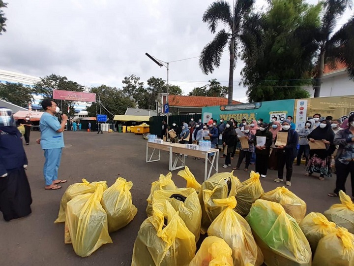 Beberapa pasien Covid-19 yang dirawat di RS Lapangan Indrapura yang berhasil sembuh, dilakukan wisuda. SP/Semmy