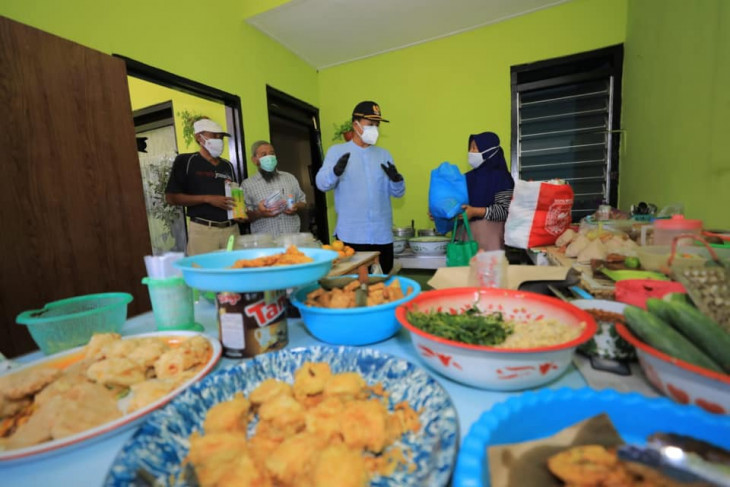 Wali Kota Madiun Maidi memantau pelaksanaan program satu RT satu dapur umum di warung warga Jalan Wanodya Bakti, Kelurahan Kanigoro, Jumat (23/7/2021).
