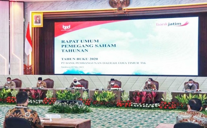 Rapat Umum Pemegang Saham Tahunan (RUPST) yang dipimpin Gubernur Jawa Timur Khofifah Indar Parawansa di kantor Bank Jatim, Senin (3/5/2021). SP/Byob