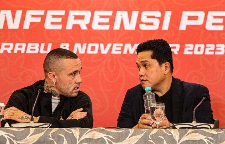 Radja Nainggolan saat berbincang dengan Ketua Umum PSSI Erick Thohir ketika ditunjuk sebagai duta Timnas U-17 di Piala Dunia U-17 2023 di Indonesia, awal November 2023 lalu.