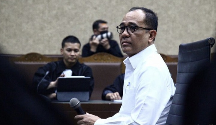 Ekspresi Rafael Alun, saat menjalani sidang perdana di Pengadilan Tipikor Jakarta, Rabu (30/8/2023). Eks pejabat Pajak itu didakwa Gratifikasi dan TPPU bersama-sama istrinya, Ernie Mieke Torondek oleh KPK.