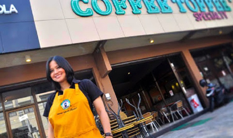 Rakhma Sinseria di depan gerai Coffee Toffee miliknya. SP/ SBY