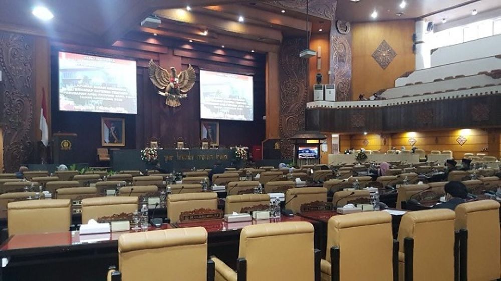 Kondisi rapat paripurna pembahasan P-APBD Jawa Timur tahun 2020 di situasi pandemi Covid-19 yang wajib dihadiri tatap muka 25 orang dan sisanya melalui virtual. Sp/Riko