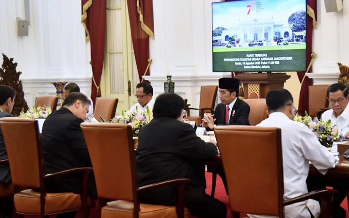 Presiden Joko Widodo, membahas polusi udara di ibukota Jakarta, dalam rapat terbatas di Istana Merdeka, Jakarta, Senin.