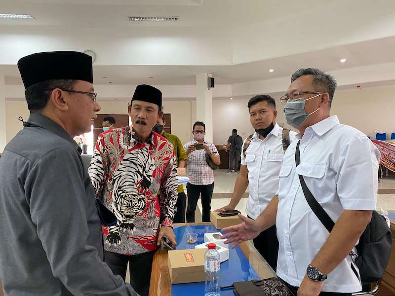 Komisi B DPRD Jatim saat rapat bersama Satgas Pangan Jatim dan Produsen di Sidoarjo, 16/2/2022.
