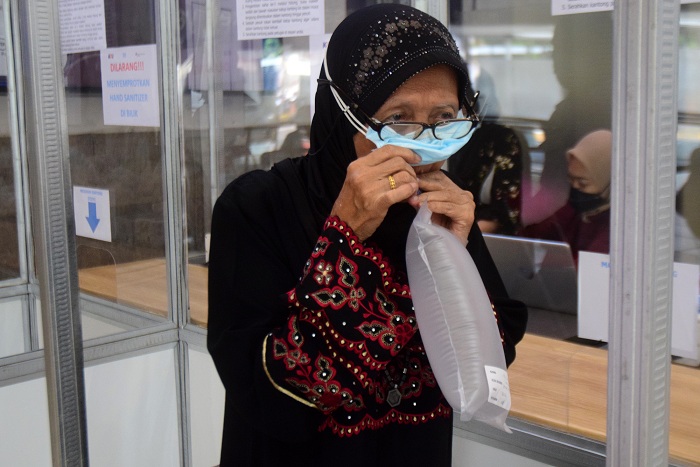 Calon penumpang mengikuti Rapid Tes GeNose di Stasiun Surabaya Pasar Turi, Surabaya, Jawa Timur, Senin (15/2). SP/Patrik Cahyo 