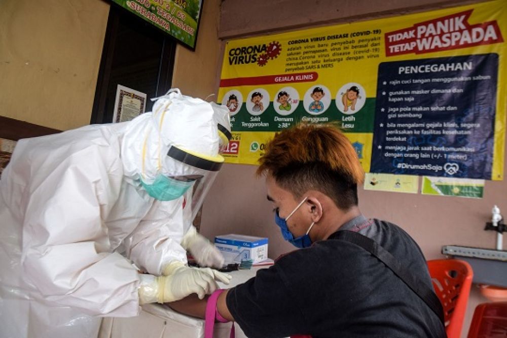 Petugas sedang melakukan rapid test kepada warga SP/Patrik