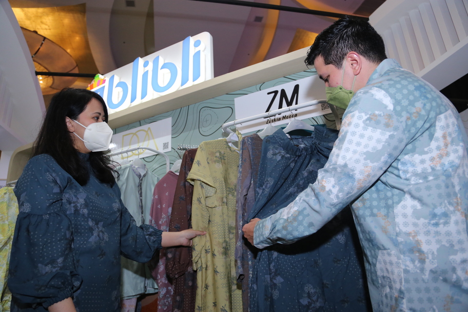 Ratih Arsanti, VP Fashion Muslim & Hasanah Blibli dan Haykal Kamil, CEO dari ZM Zaskia Mecca di MUFFEST+2022