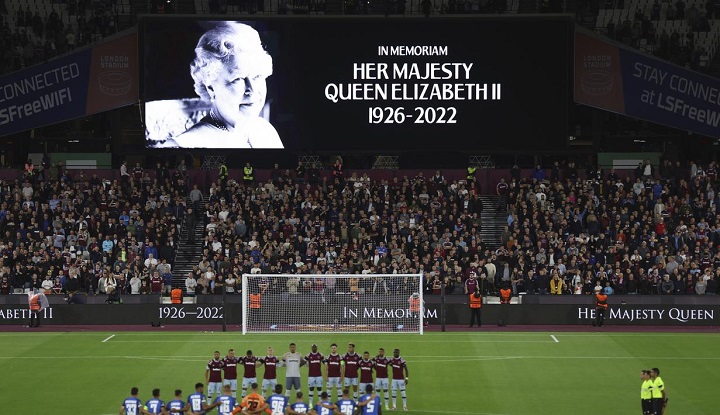 Para pemain West Ham United dan FCSB Steaua Bucharest, berdiri di lapangan beberapa menit sebelum laga perdana Liga Konferensi Eropa, Jumat dini hari WIB.