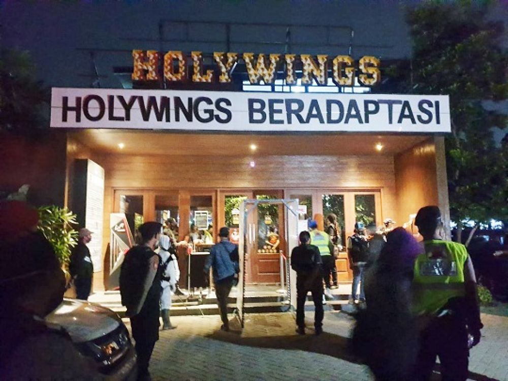 Beberapa pengunjung di Kafe Holywings terciduk Satpol PP Jatim karena tidak mematuhi Prokes, Rabu (23/9/2020). Sp/antok