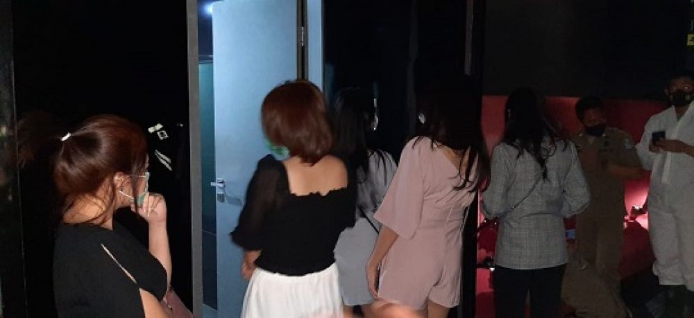 Beberapa Ladies Club atau purel atau wanita pemandu lagu di Royal KTV, saat digerebek oleh Satpol PP, Rabu malam kemarin. Sp/julian