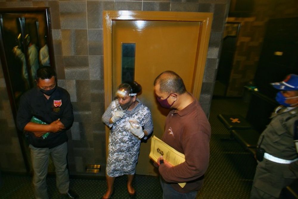 Sejumlah petugas Satpol PP kota Surabaya melakukan razia di sejumlah lokasi Hiburan Malam di Surabaya, Jawa Timur, Kamis (18/6/2020) malam.

Foto: SP/Julian