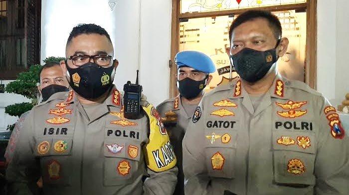 Kapolrestabes Surabaya Kombes Pol Johnny Edizon Isir bersama Kabid Humas Polda Jatim Kombes Pol Repli Gatot Handoko, Jumat malam.