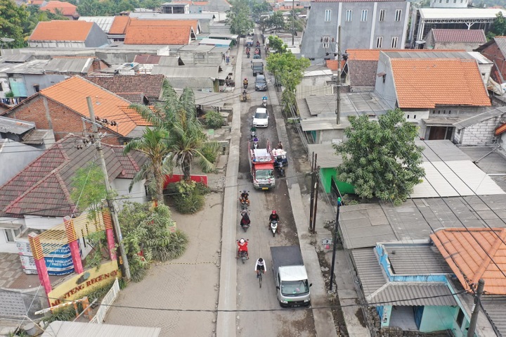 Ruas jalan Randegansari-Bangkingan yang sedang direkonstruksi adalah jalan penghubung Gresik dan Surabaya. SP/Grs