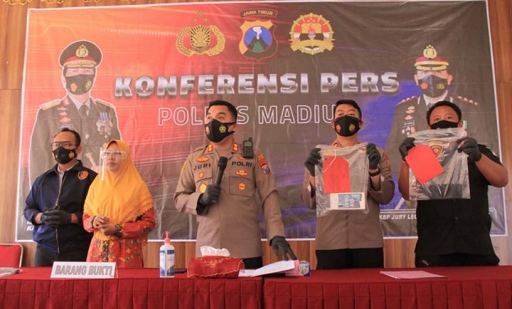 Polisi menunjukkan barang bukti saat menggelar jumpa pers di Mapolres Madiun. 