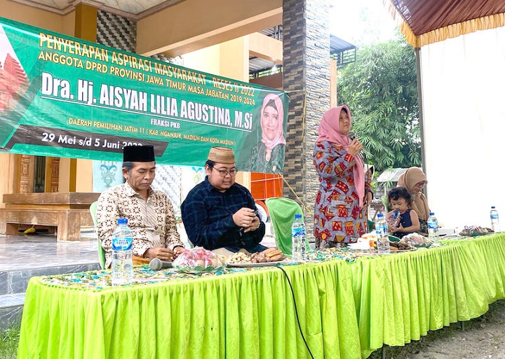 Foto : Hj Aisyah Lilia Agustina (Berdiri) saat reses bersama Muslimat dan Fatayat NU Desa Sawahan, Kecamatan Lengkong Kabupaten Nganjuk, Selasa (31/5/2022).