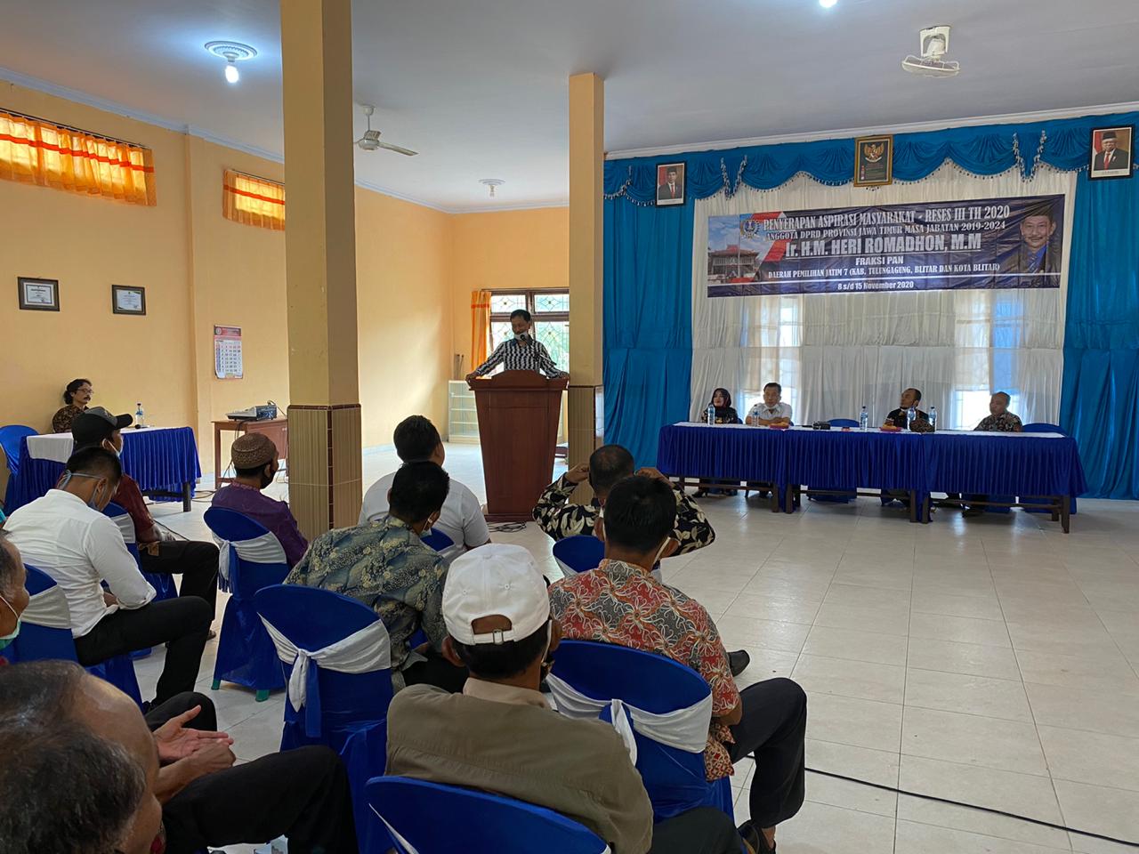 Anggota DPRD Jatim Heri Romadhon saat reses bersama warga di KEcamatan Tanggunggunung Kabuapten Tulungagung, Rabu (11/11/2020).