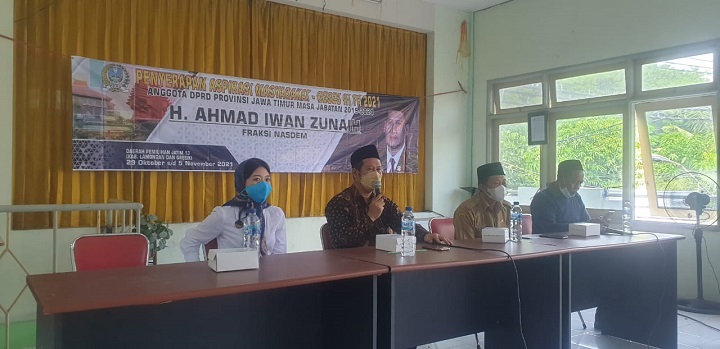Anggota DPRD Jawa Timur Iwan Zunaih saat menemui warga Kecamatan Manyar, Gresik (1/11/2021). 