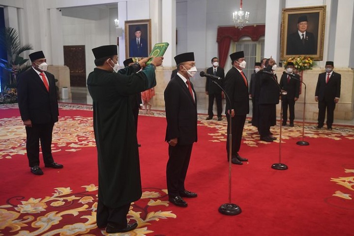 Hadi Tjahjanto saat dilantik oleh Presiden Joko Widodo sebagai Menteri ATR/BPN bersama Zulkifli Hasan menjadi Menteri Perdagangan di Istana Negara, Jakarta, Rabu (15/6/2022).