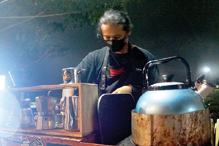 Reza tengah membuat adonan kopi pelanggannya. SP/ TRG