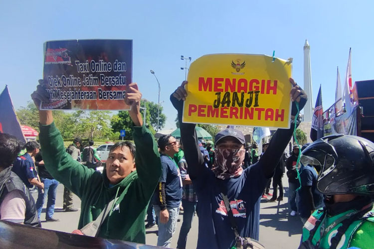 Ribuan driver ojol dan taksi online yang tergabung dalam Frontal Jatim saat melakukan aksi unjuk rasa turun ke jalan. Foto: Frontal Jatim.