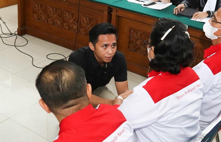 Richard Eliezer alias Bharada E, terlihat bersujud dan meminta maaf kepada orang tua Nofriyansah Yosua Hutabarat alias Brigadir J saat dihadirkan sebagai saksi di PN Jakarta Selatan, Selasa (25/10/2022).