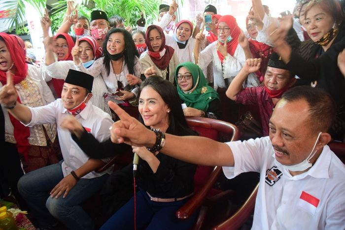 Eri Cahyadi (Kiri), Rieke Diah Pitaloka Ketua DPP PDIP (Tengah), Armuji (Kanan) Calon Wali Kota dan Wakil Wali Kota Surabaya 2020 berfoto bersama warga usai sapa warga di di Petemon Sidomulyo IV/35, Surabaya, Senin (23/11). SP/Patrik Cahyo 