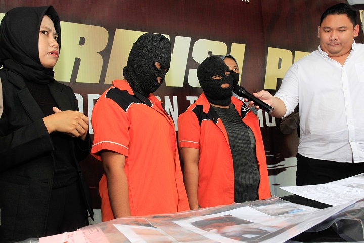 Wulan ditangkap tim Reskrim Polres Tanjung Perak usai menganiaya hingga tewas anak berusia 6 tahun yang tak lain anaknya sendiri. Selain Wulan, Polisi juga menangkap temannya Lipah, yang ikut menganiaya. SP/Ariandi