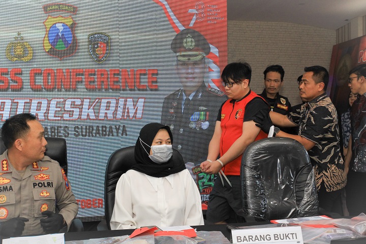 Wajah Gregorius Ronald Tannur hanya tertunduk lesu usai ditangkap dan ditahan Polrestabes Surabaya usai menganiaya Andini hingga tewas. Ronald sejak Jumat (6/10/2023) sudah ditahan. SP/Ariandi