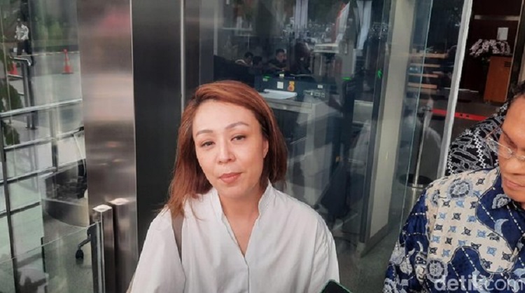 Rina Lauwy, Mantan istri Dirut PT Taspen Antonius Nicholas Stephanus Kosasih,  di Gedung Merah Putih KPK, Jakarta, Jumat (1/9/2023).