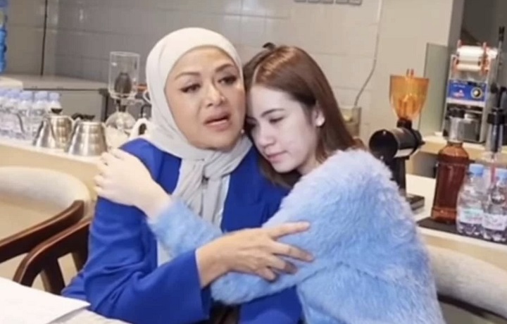 Rinoa Aurora memeluk Betharia Sonata, ibu dari Leon Dozan, yang kini ditahan Polres Metro Jakarta Selatan. Rinoa memaafkan Leon setelah Betharia Sonata mendatangi Rinoa.