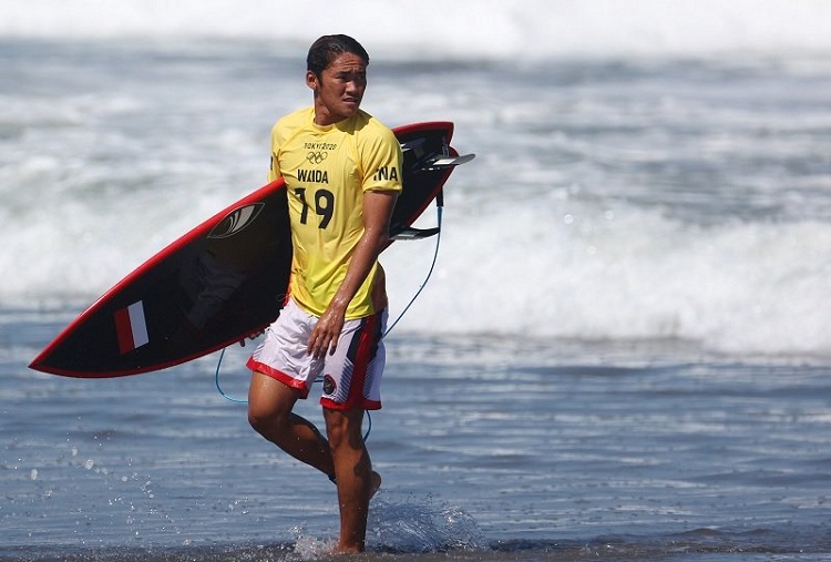 Peselancar putra asal Indonesia, Rio Waida saat tampil di Olimiade Tokyo 2020. SP/ Reuters