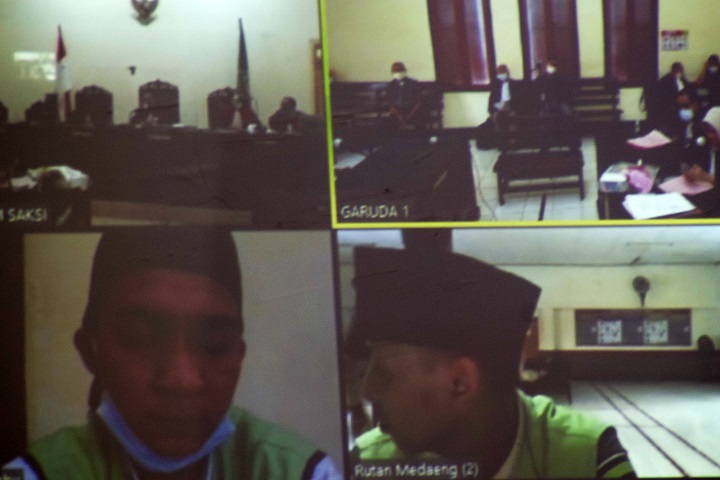 Terdakwa Riski Suryo Nugroho bin Munawar (Kiri) menjalani sidang pemeriksaan di Ruang Garuda 1, Pengadilan Negeri Surabaya, Kamis (26/11). SP/Patrik Cahyo 