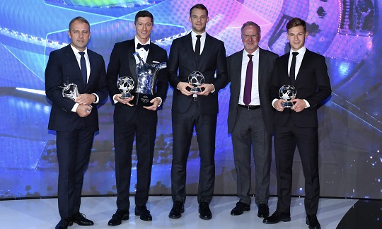 Para punggawa Bayern München, Hansi Flick, Robert Lewandowski, Manuel Neuer dan Joshua Kimmich, membawa piala penghargaan masing-masing Kamis malam. SP/uefa/ap