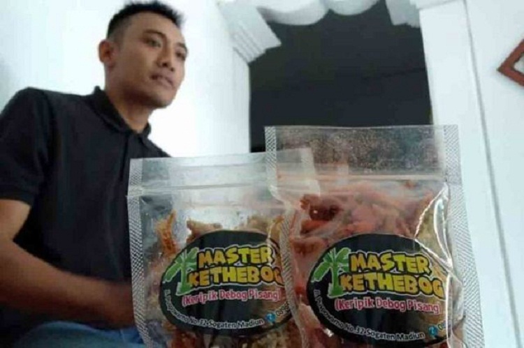 Robi Priya dnegan produk kripik gedebok pisang miliknya. SP/ MDN