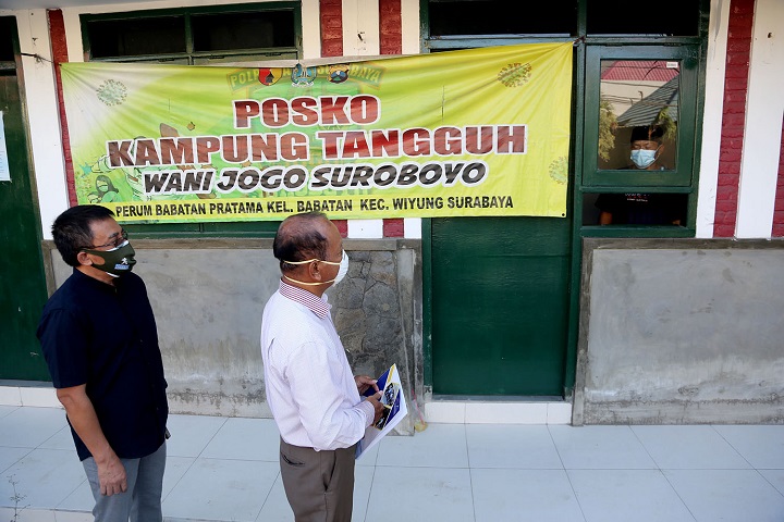 Peninjauan ruang isolasi mandiri di salah satu RW di Surabaya. SP/Alqomar