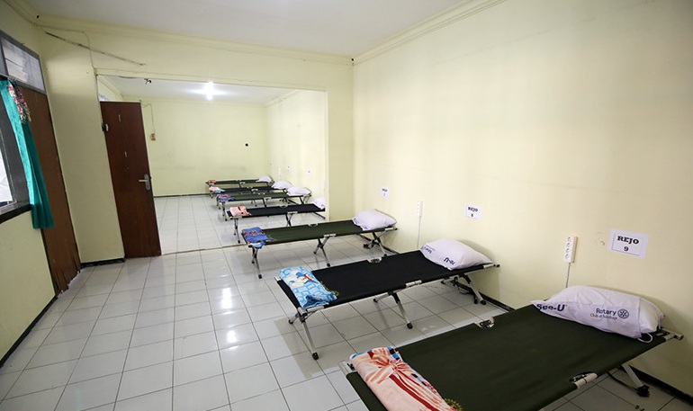 Sejumlah tempat tidur disiapkan di Rumah Sehat Kelurahan Mulyorejo, Kota Surabaya. ANT/Humas Pemkot Surabaya/am.