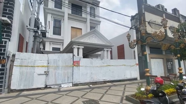 Penampakan rumah mewah Wahyu Kenzo di kawasan Kayutangan Heritage Nomor 51 Malang, yang disegel oleh Dittipideksus Bareskrim Polri, Kamis (23/3/2023).