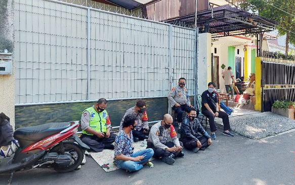 Rumah Nikita Mirzani, Jumat (13/11/2020) sudah dijaga ketat oleh puluhan polisi.