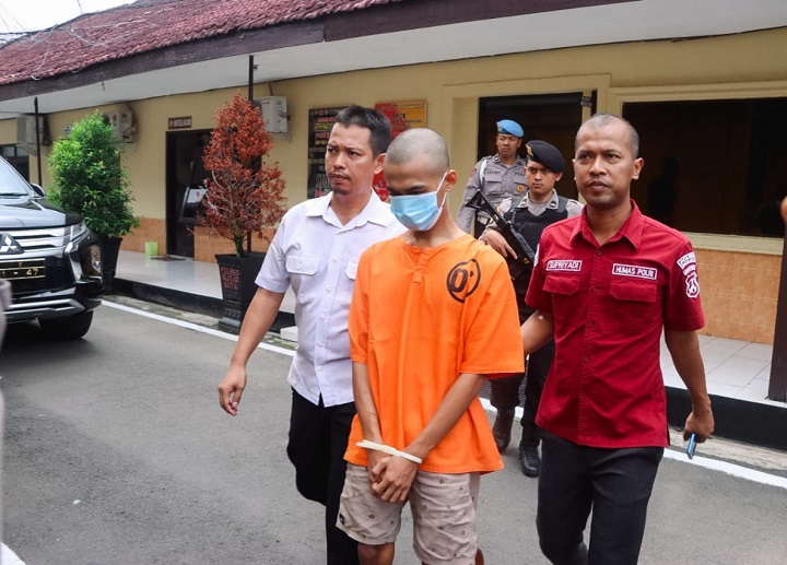 Azza Farhadinata, pelaku pembunuh majikan dan pembantu perempuan di tempat penitipan Anjing di Blitar, langsung ditetapkan tersangka dan ditahan usai menjalani pemeriksaan selama 10 jam di Mapolres Blitar Kota. SP/Lestariono