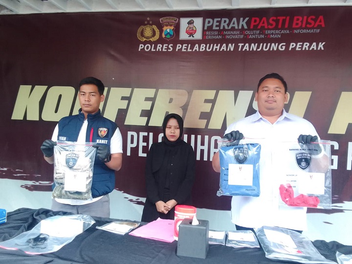 Kasat Reskrim Polres Pelabuhan Tanjung Perak menunjukkan beberapa barang bukti milik pelaku yang digunakan membunuh korban. SP/Ariandi