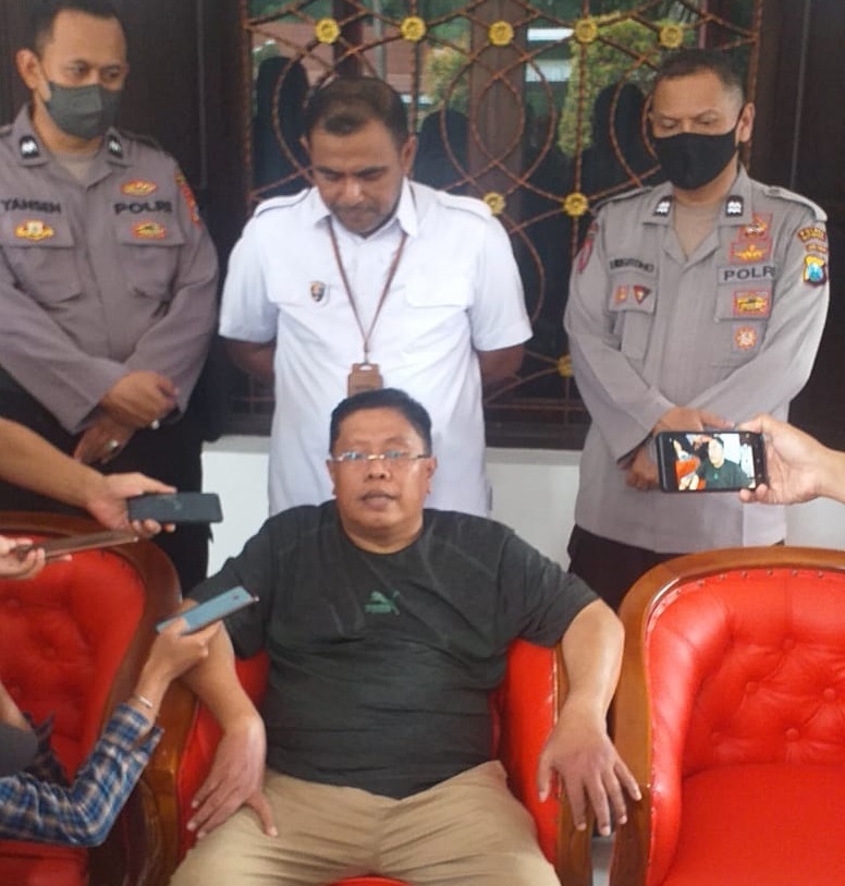 Wali kota Blitar Santoso saat memberikan keterangan terkait kasus perampokan dan penyekapannya Selasa (13/12/2022) di halaman rumah dinasnya. SP/Hadi Lestariono