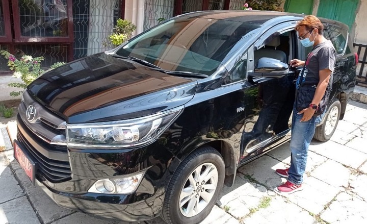 Mobil dinas milik ketua KPU Ponorogo yang kaca depannya dipecah oleh bandit.