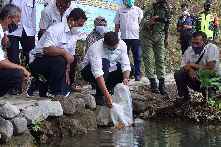 Walikota Kediri Abdullah Abu Bakar saat menebarkan benih ikan di sumber mata air Kota Kediri. SP/Can
