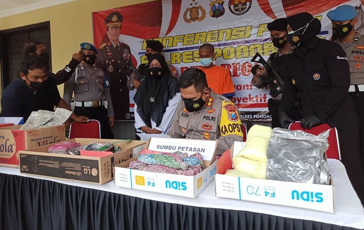 Polisi saat menggelar pres release di mapolres Ponorogo. 