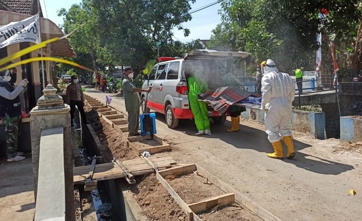 Petugas mengevakuasi jenazah korban.