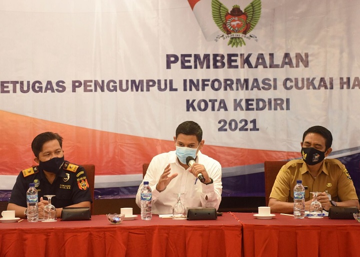 Wali Kota Kediri Abdullah Abu Bakar memberi pembekalan kepada para petugas yang ditunjuk sebagai petugas pengumpul informasi cukai hasil tembakau tahun 2021 