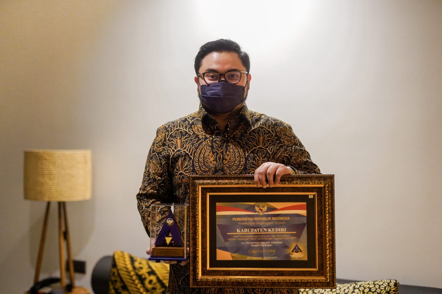 Mas Bup Ditho saat menunjukan presti yang diterima dari BPK RI.