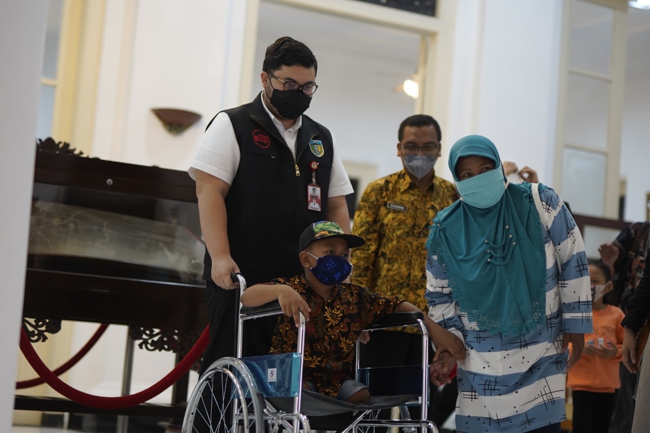Mas Bup Ditho memberikan bantuan alat bantu kepada penyandang disabilitas